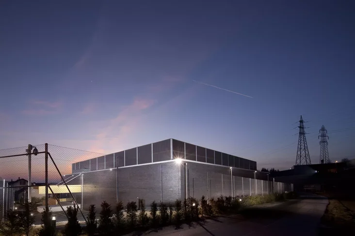Vue extérieure du datacenter de Crissier avec infrastructure et équipements techniques visibles